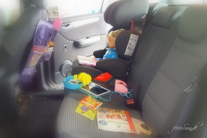 Reisen mit Kind im Auto - auf der Rueckbank sollte alles griffbereit sein