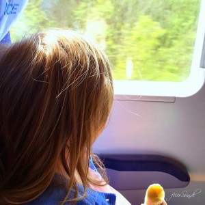 Reisen mit Kind im Zug - unsere 10 Tipps fuer eine Reise mit dem Kind und der Bahn denn wir reisen gerne - Travelblogger