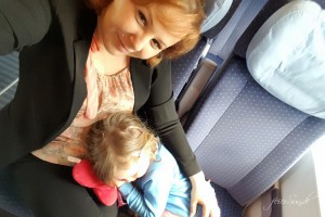Reisen mit Kind im Zug - unsere 10 Tipps fuer eine Reise mit dem Kind und der Bahn denn wir reisen gerne - Travelblogger kuscheln