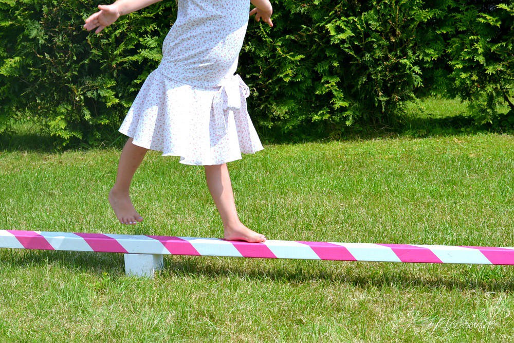 Kleine Ballerina Einen Balancierbalken bauen feierSun.de