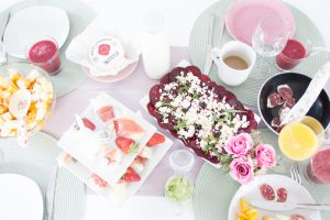 Wenn das Frühstück zu früh und Mittagessen zu spät scheint, dann ist es die perfekte Zeit für einen leckeren Brunch. Wie bei uns herzhafte und süße Leckereien auf unserem Oster-Bruch-Tisch ausgesehen habe, dass zeige ich Euch heute gemeinsam mit der Brunchbox.