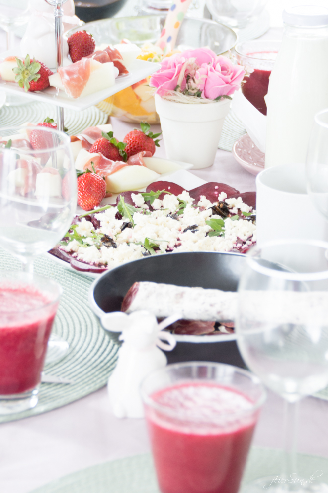 Wenn das Frühstück zu früh und Mittagessen zu spät scheint, dann ist es die perfekte Zeit für einen leckeren Brunch. Wie bei uns herzhafte und süße Leckereien auf unserem Oster-Bruch-Tisch ausgesehen habe, dass zeige ich Euch heute gemeinsam mit der Brunchbox. Der Kochzauber-Brunch-Box Wenn das Frühstück zu früh und Mittagessen zu spät scheint, dann ist es die perfekte Zeit für einen leckeren Brunch. Wie bei uns herzhafte und süße Leckereien auf unserem Oster-Bruch-Tisch ausgesehen habe, dass zeige ich Euch heute gemeinsam mit der Brunchbox. Der Kochzauber-Brunch-Box