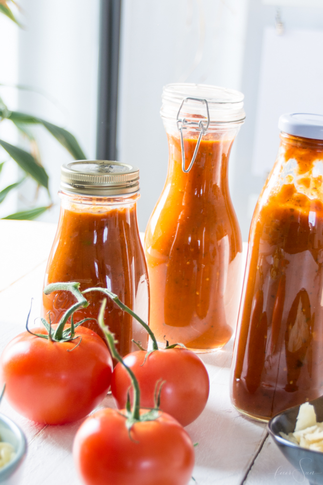 Frische Tomatensoße kannst Du super einfach haltebar machen. Meine Anleitung zum Einkochen in 2 einfachen Varianten auf #feierSun #zumEinkochen und für das Kochen für Kinder #halbarmachen #vakuum #nachhaltigkeit 