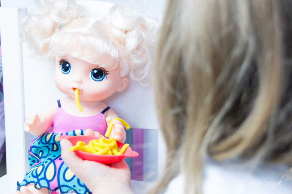 Geschenkidee für Deine Puppenmama: die BabY ALivE bAbY Leckerschmecker. Mädchen spielen gerne und umsorgen und füttern. // Inspiration