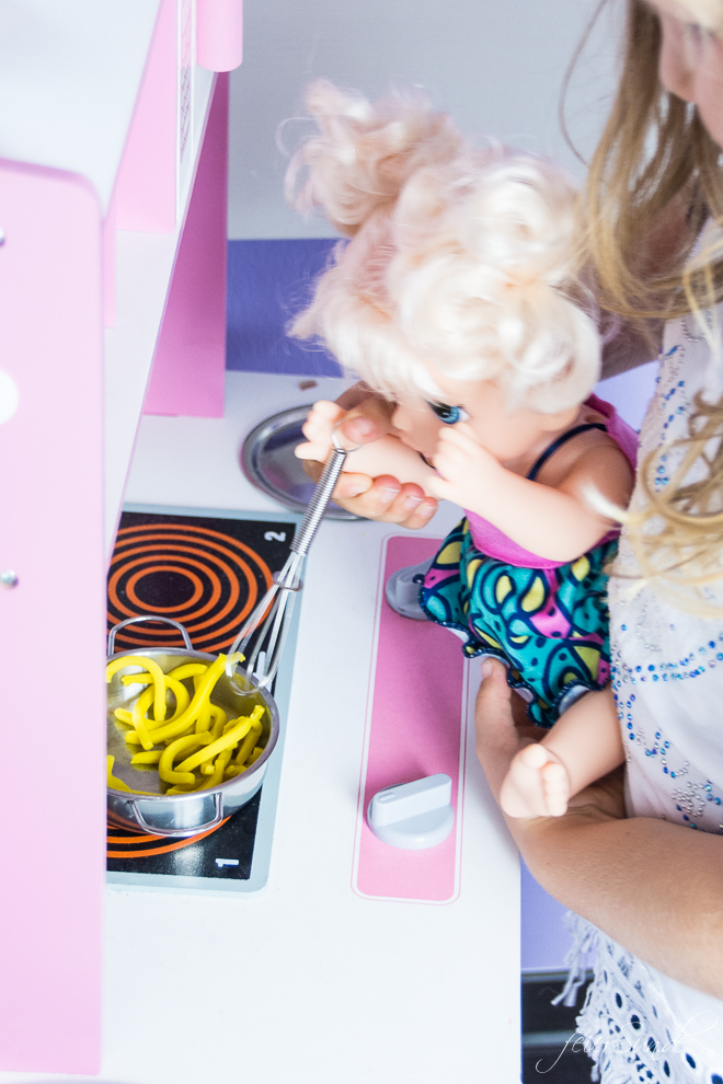 Geschenkidee für Deine Puppenmama: die BabY ALivE bAbY Leckerschmecker. Mädchen spielen gerne und umsorgen und füttern. // Inspiration Kochen mit Kindern auf feierSun.de 