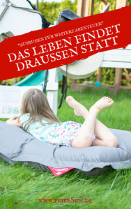 Mädchen liegt auf einem grauen Sitzsack von QSacks und liest ein Buch über Pferde und Fohlen. Auf dem Bild steht folgende Schrift "Ausruhen für weiter Abenteuer. Das Leben findet draußen statt - www.feiersun.de"