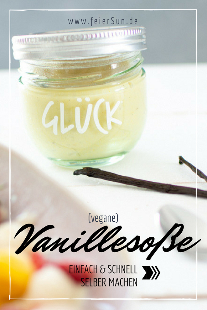 Vegane Vanillesoße im Glas voller Glück. Echte Vanille liegt davor und die Beschriftung "Vanillesosse einfach und schnell selber machen"von www.feiersun.de