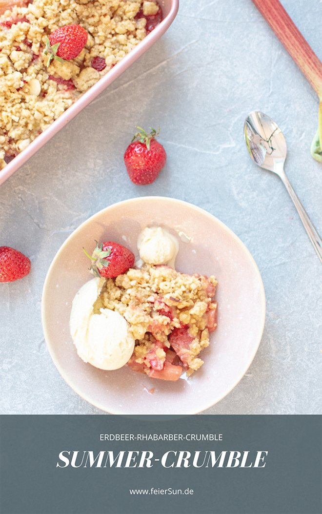 Erdbeer-Rhabarber-Crumble an Eis mit frischen Früchten und lecker angerichtet. 