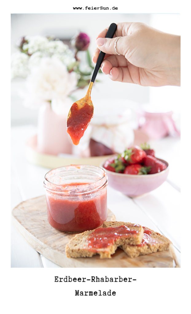 So einfach und in wenigen Minuten kannst Du jederzeit Deine eigene Erdbeer-Rhabarber-Marmelade selber machen. Ich mag sie gerne, weil sie mit der Süße der Erdbeeren und dem sauren Geschmack des Rhabarber unglaublich gut zusammenspielt.