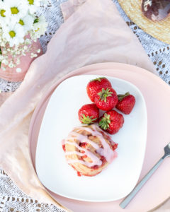 Saftige, weiche Hefeschnecken mit einer fruchtig-sommerlichen Füllung aus frischen Erdbeeren und einen leckeren Zuckerguss. #feierSun #veganbacking #veganeHefeschnecken #feierSunFood