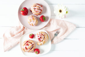 Im Frühjahr, wenn Erdbeeren Session haben, muss einfach ein Rezept mit diesen köstlichen Sommerfrüchten her. Sommerliche Erdbeer-Schnecken die nach mehr als nach Sommer schmecken denn diese veganen strawberry rolls sind die sommerlichen cinnamon rolls. #feierSun #veganbacking #veganeHefeschnecken #feierSunFood