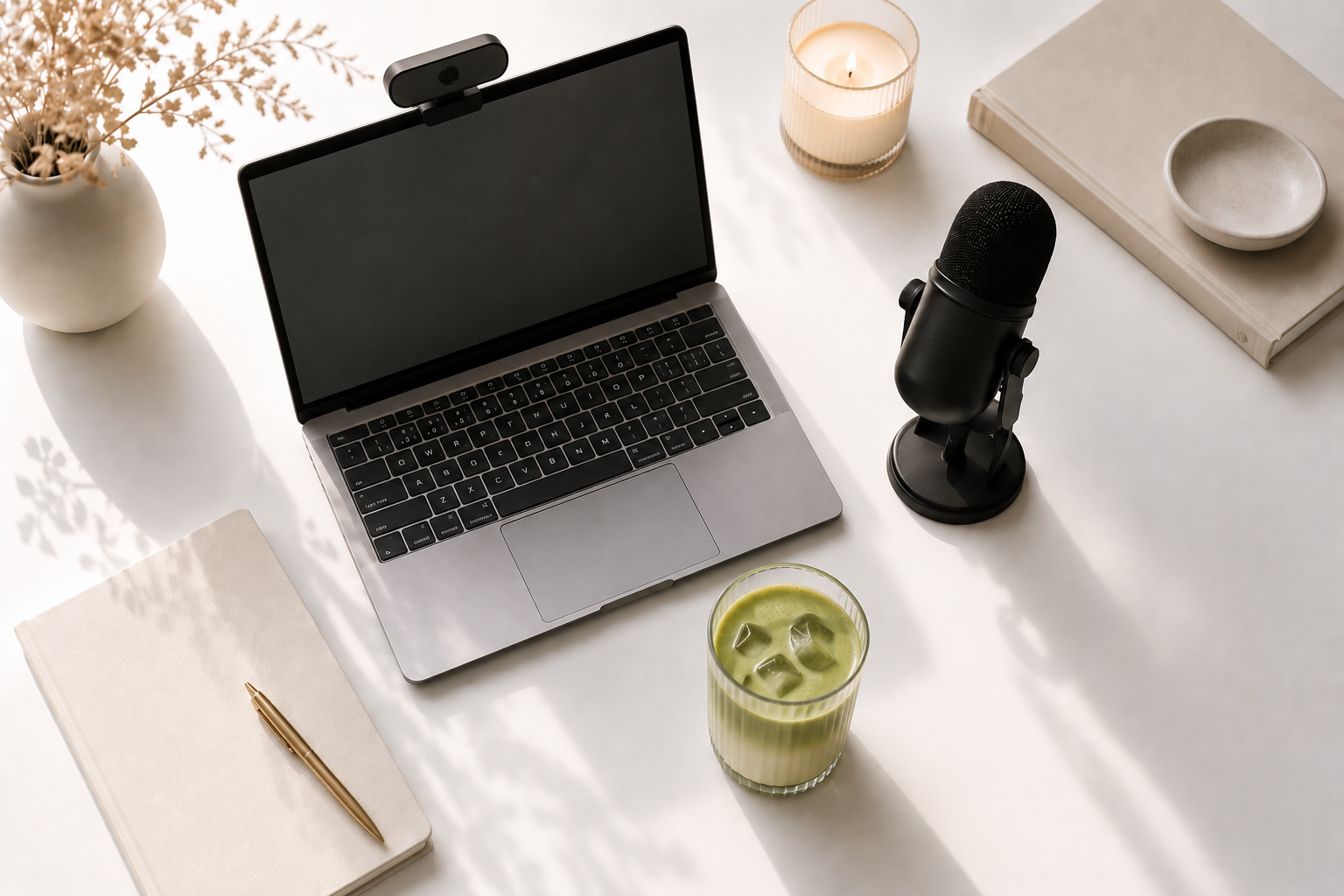 Minikurs Equipment: Tischmikrofon und Laptop auf aufgeräumtem Schreibtisch für Kursaufnahmen
